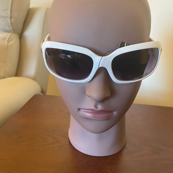 NEW WHITE WOMENS SUNGLASSES - Picture 3 of 3